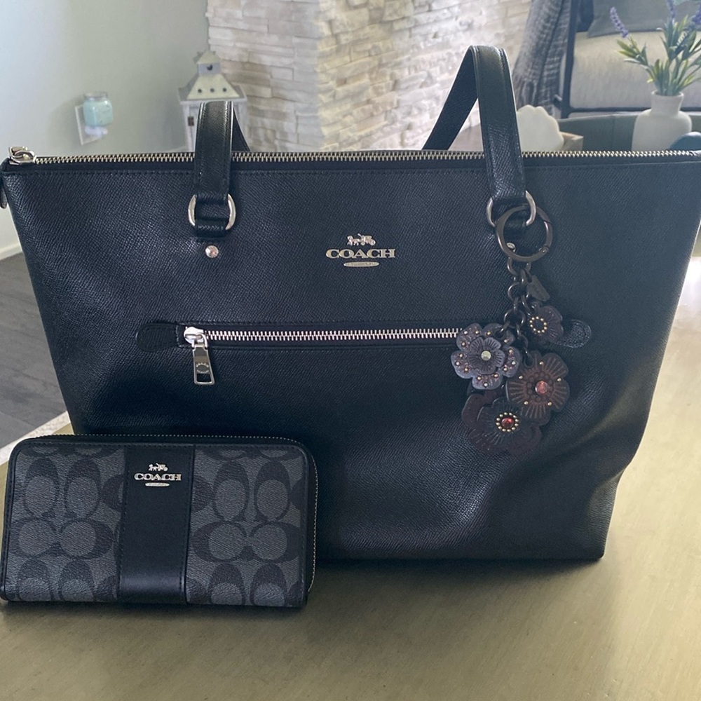 Bundle Item.  This bundle comes with EUC handbag, wallet, and charm.